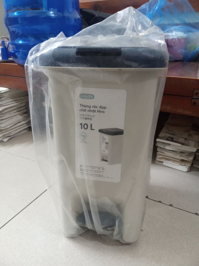 sản phẩm thiết kế đẹp mắt, gọn gàng,đủ tính năng và đủ dung tích với nhu cầu của nhà mình với 6 người, thùng 10l nhưng thiết kế nhỏ, tạo không gian rộng hơn cho gia đình. màu đẹp và sáng, thiết kế nhiều cách mở tiện lợi. giá thành cũ g vừa phải. chất nhựa cũng khá ổn sờ vào rất thích tay. tiki giao hàng nhanh, đóng gói đẹp mắt, shipper thân thiện. shop trả lời và tư vấn sản phẩm rất nhiệt tình. cảm ơn shop và tiki nhiều. chúc shop có thể bán được nhiều hàng và có những sản phẩm chất lượng❤