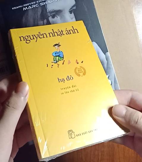 Sách mới cứng còn nguyên seal, chất giấy tốt mực in rõ ràng. Mà khổ sách khá bé tầm hơn 1 bàn tay, nhìn khá dễ thương. Tiki đóng gói và giao hàng siêu siêu nhanh, mới đặt đêm qua mà sáng nay đã giao luôn rồi. Tuyệt vời!