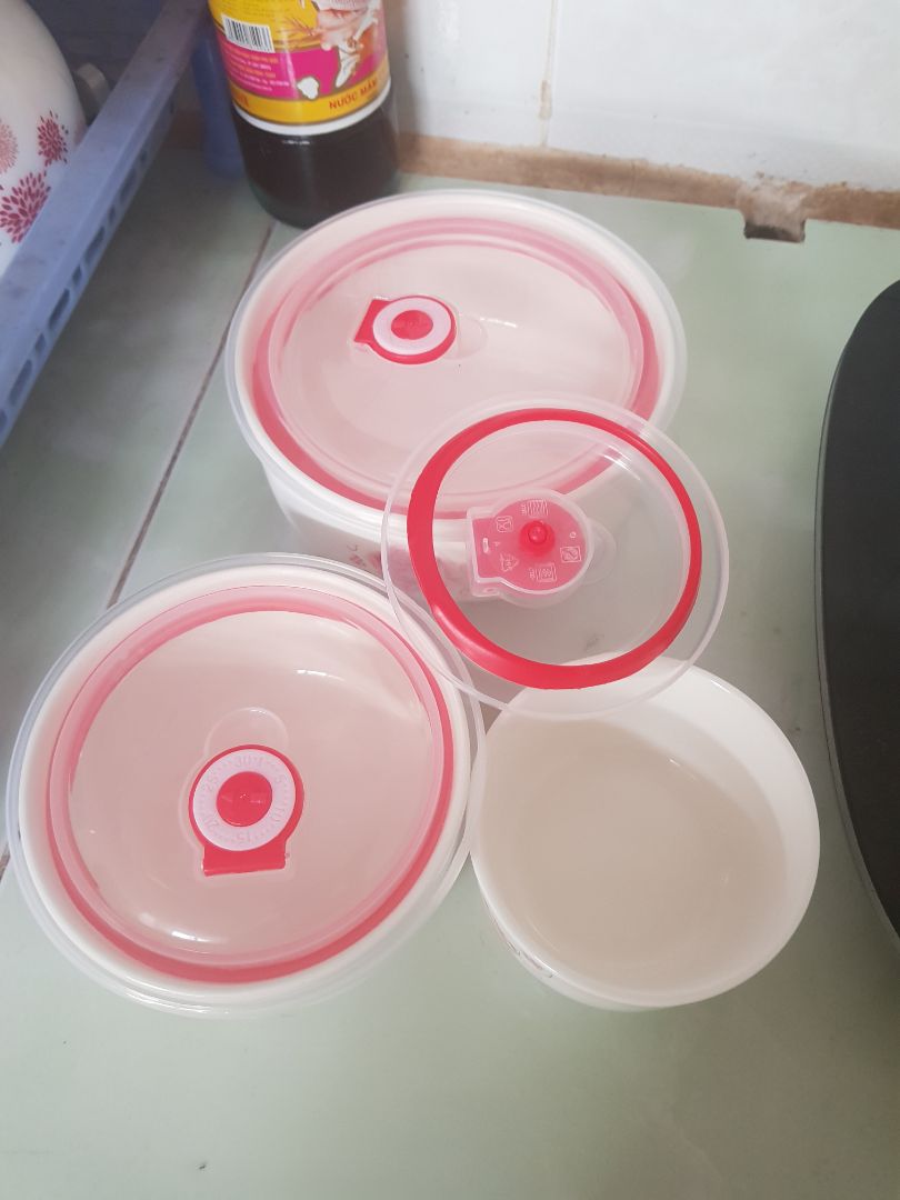 màu đẹp, như hình, nắp nhựa có viền nhưng nắp không đc chặt, dễ biến dạng nhưng chấp nhận đc. có lỗ hút chân không nhưng chả biết hút kiểu j, giống lỗ để thoát hơi hơn