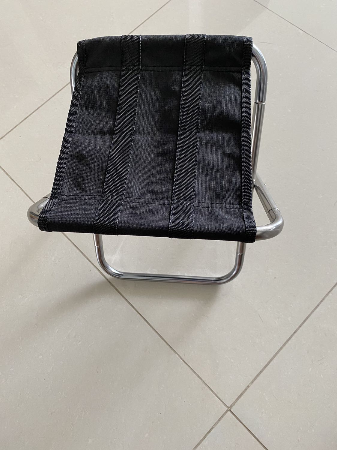 Chọn màu đen (thấy hiện khung vàng nên mình chọn đen) shop giao màu bạc, túi đựng cũng ko có logo. Hết màu nhắn mình 1 tiếng là được ko nên cứ lẳng lặng giao như vậy.

Chất lượng thấy ổn, ghé hơi nhỏ nhưng ngồi cảm giác ổn. 
Ae thích mua cũng được.