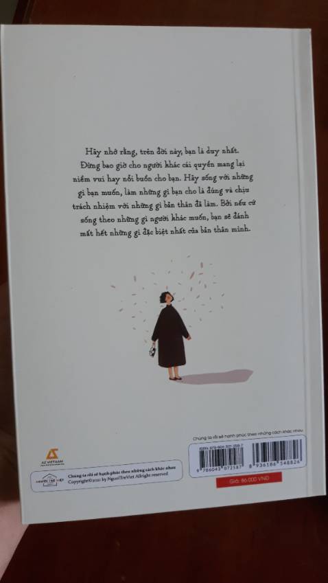 Tiki có một biệt tài đó là giao hàng ko bọc chống xốc, ko bọc gì hết. Chỉ đơn giản bỏ sách vào hộp thôi mà hộp hàng móp, biến dạng nhưng sách bên trong ko 1 vết xước và hoàn mỹ từng chi tiết😂😂. Mở hàng hồi hộp thật sự
P/s: Cuốn này ko có bọc seal nhưng mới tinh :