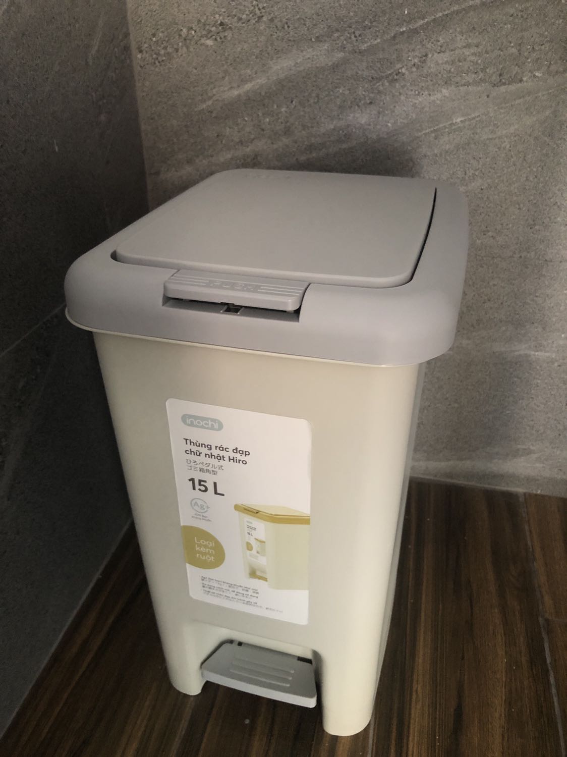 Màu xám nhạt với kem, k phải màu trắng ghi như hình mô tả, còn lại thiết kế đẹp, ổn