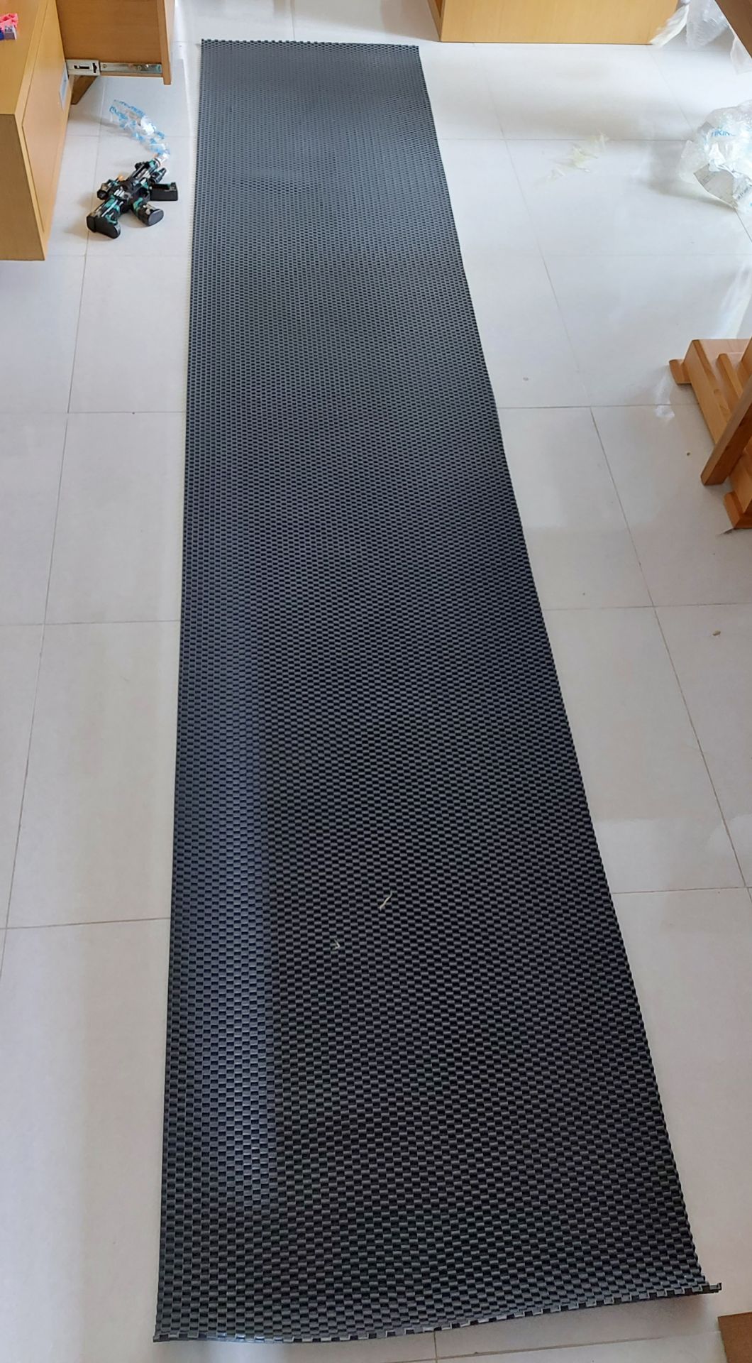 Tiki giao hàng đúng hẹn. Chất lượng sản phẩm ổn. Khối lượng sản phẩm không đúng, cụ thể: đặt 3,2m x 0,6m, giao hàng 3,0m x 0,6m (xem hình, chiều dài bằng 6 viên gạch nền, mỗi viên 0,5m), thiếu 0,2m x 0,6m.