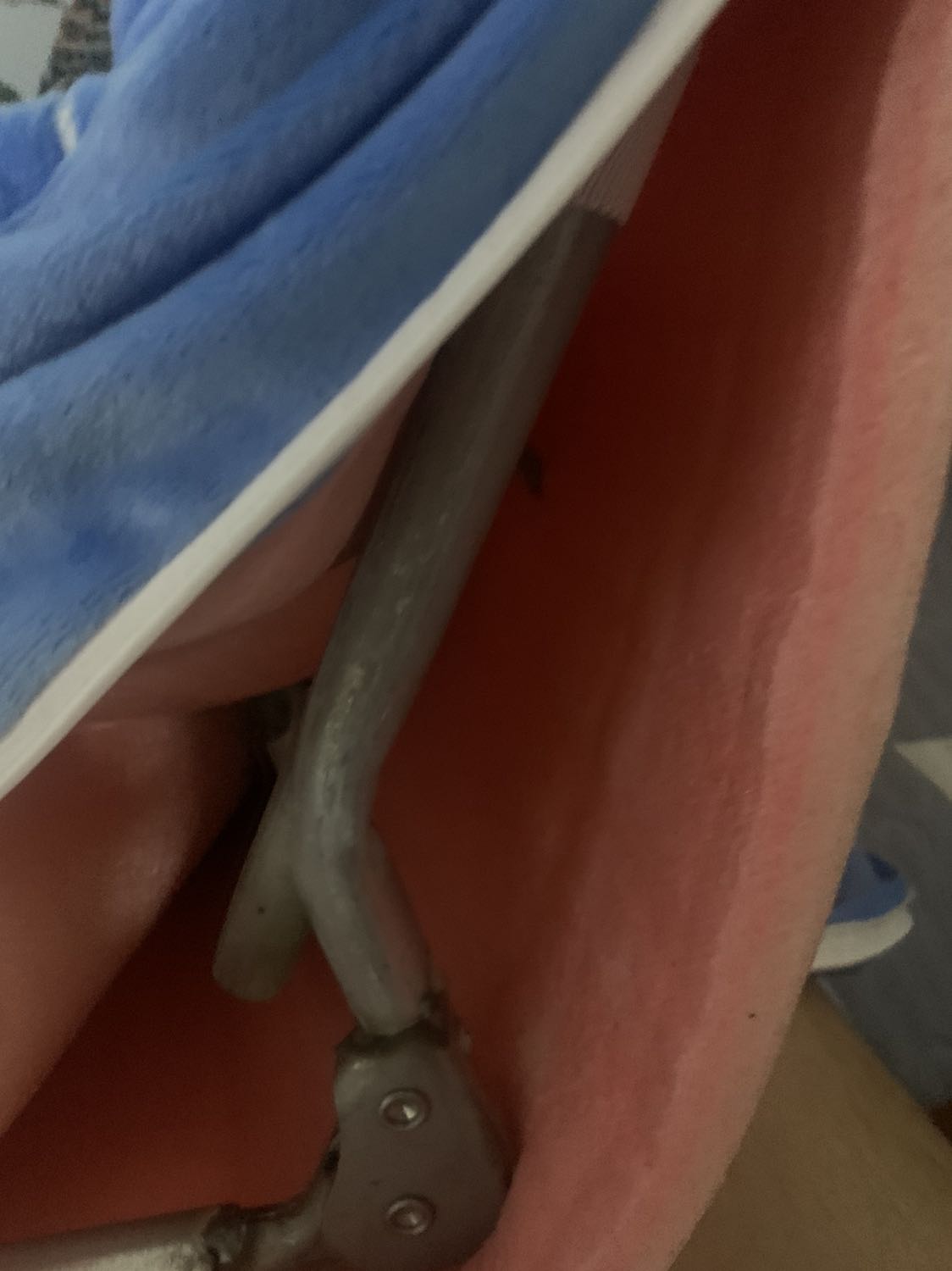 Shop làm ăn thêd mà được à 
Ngồi được 1-2 lần là bị cong sắt như này 
Ngả lưng ra là bị cong nhé 
Chỉ ngồi xuống thôi cong tựa là ko tựa đc 
Mọi người tốt nhất kh nên mua