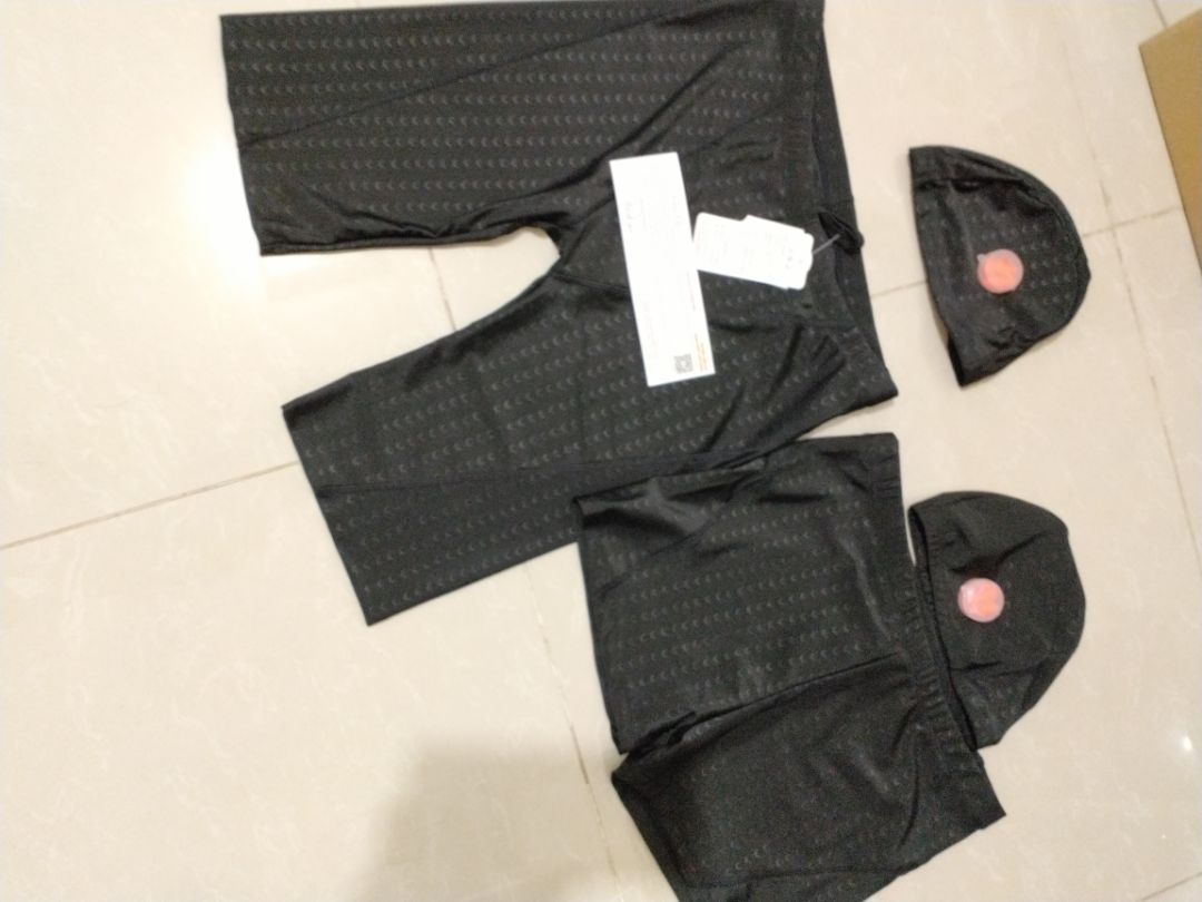 Mình mua 2 quần: 1 ngắn, 1 dài, quần ngắn hơi dễ bị dính và kéo siết vào bẹn so với quần dài, hơi ko thoải mái. Chất liệu và hàng KM thì giống nhau. Mình mua 2 quần: 1 ngắn, 1 dài, quần ngắn hơi dễ bị dính và kéo siết vào bẹn so với quần dài, hơi ko thoải mái. Chất liệu và hàng KM thì giống nhau.