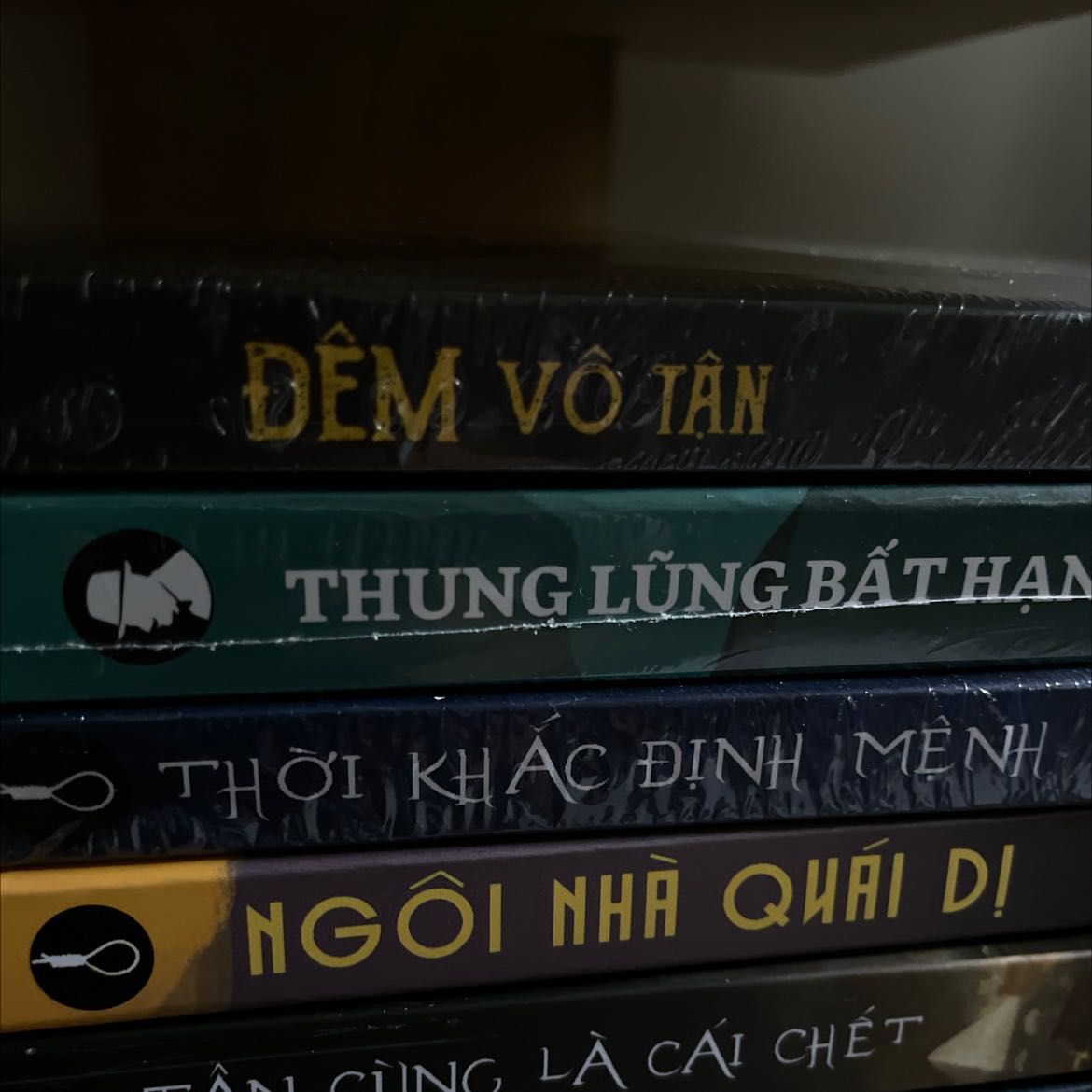 - Hình thức: sách mới tinh, giấy thơm màu ngà rất xịn, còn nguyên trong bọc nilon. Tiki giao hàng rất nhanh. 
- Nội dung: mình đã đọc khá nhiều truyện của Agatha và mặc dù đã thử phán đoán hung thủ nhưng lần nào cũng bị mắc bẫy đến bất ngờ. 
Mạch truyện những chương đầu có đôi lúc hơi dài dòng nhưng là mấu chốt tình tiết cho những chương cuối. Cần kiên nhẫn hơn khi đọc.