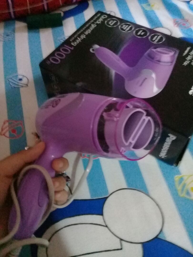 máy chạy êm ái . ko có mùi ion như các máy khác. trong tầm giá . sấy số 1 rất mát. số hơi nóng mát mau khô . số 3 là khô siêu tóc ??. máy chạy rất tốt bé bé cầm vừa tay mk rất xinh và thích hợp du lịch ??