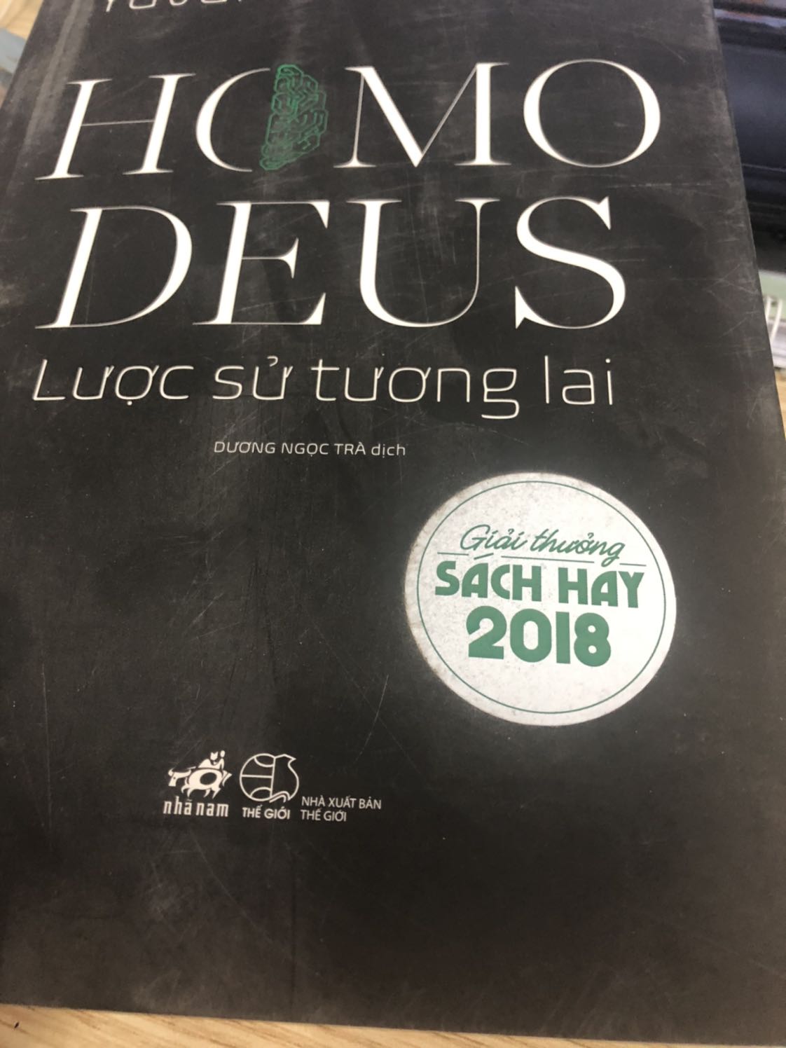 Vô cùng thất vọng!
Mình đặt quyển sách này của Tiki, khi nhận dc hàng thì vô cùng hào hứng mở ra hít hà mùi thơm của sách mới nhưng không! Khi mở ra là cả bầu trời thất vọng và bực mình! Tiki Ship cho mình quyển sách ko dc bọc giấy bóng, cả bìa sách trước sau bị xước toàn bộ. Gáy sách thì nát và bẩn, Không còn từ nào để miêu tả! Quá thất vọng!
