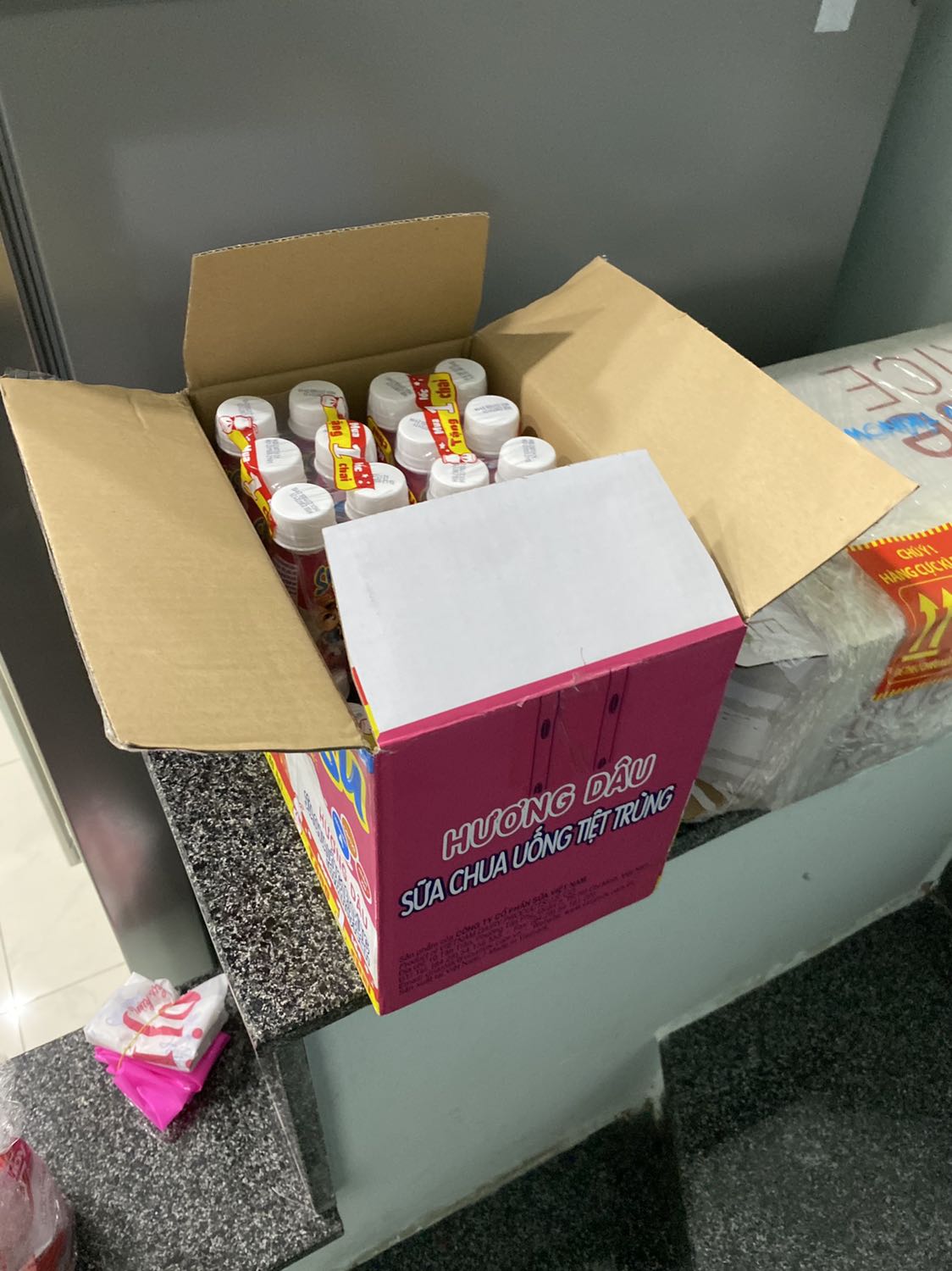 Mua 1 lốc tặng 1 hủ, mình mua cả thùng vẫn không thấy hàng tặng đâu ạ??? Tiki xem lại giúp mình