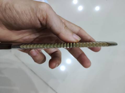 Mình mua để dùng cho bản thân và tặng người thân bạn bè. Trước đây cũng có mua vài cái lược của shop bên *** và chải êm da đầu nên mình rất ưng nên đặt thêm về tặng người thân và bạn bè. Khi phản ánh về mẫu lược này chải không êm như mẫu COH164 và mong muốn được đổi lại thì shop rất vui vẻ và đổi lại cho mình và vẫn kèm theo quà tặng. Vậy là bỗng dưng đc 2 cái vòng gỗ.

Ppp0Sau khi nhận hàng về dù mỗi chiếc lược cũng có lỗi chỗ này chỗ kia một chút và chải vẫn không êm như cái lược mình đang chải nhưng nhìn thấy đẹp và dày dặn chắc chắn hơn nhiều. Nếu shop bán hàng đẹp chuẩn 100% với giá này chắc sẽ lỗ to nên thôi mình quan trọng nhất vẫn là chải lược này tốt cho sức khỏe thôi. Bạn nào thích êm thì có thể inbox shop chọn mẫu lược răng tù nhé! Sẽ êm hơn răng nhọn đó.