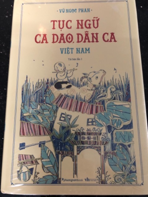 Rất bổ ích . Hi vọng lưu truyền cho thế hệ sau . Người việt nên biết về ca dao , tụ ngữ việt . Nhận sách 8/9 , trùng hợp ngay bd của tác giả , duyên !