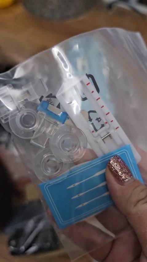 Đóng gói siêu cẩn thận. Máy nhỏ gọn nhưng chắc chắn. Mình ko dùng mà chỉ mua cho mẹ thôi. Bán cái máy may to rồi mua cái này quả là hợp lý. Mẹ mình thích lắm, tha hồ sửa đồ. Có mã qr và clip hướng dẫn, tuy bằng tiếng anh nhưng hình ảnh dễ hiểu, trực quan, mẹ mình vẫn biết và xài đc.