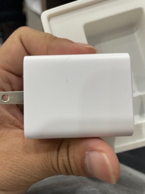 Từ bao bì đến hình thức bên trong có thể khẳng định đây không phải là hàng mới 100%, tem mác đã dc dán phủ lại, cục sạc có dấu hiệu đã sử dụng rồi. Chức năng sạc chưa *** xong