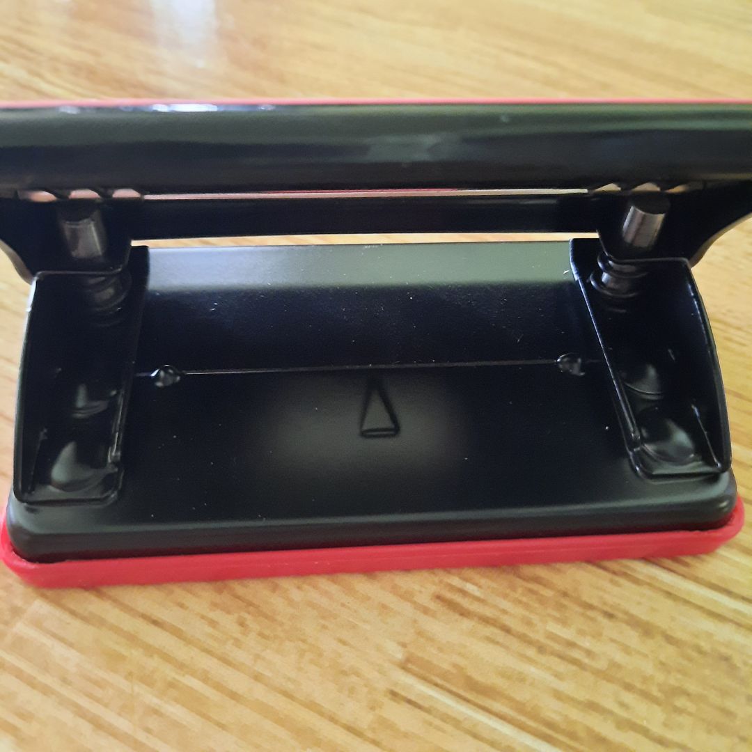 Cắt lỗ giấy tốt, nhưng nhược điểm là rất khó canh cắt chuẩn với lỗ giấy sẵn theo khung, cái này chỉ dùng để cắt lỗ giấy theo kiểu tự do thôi~