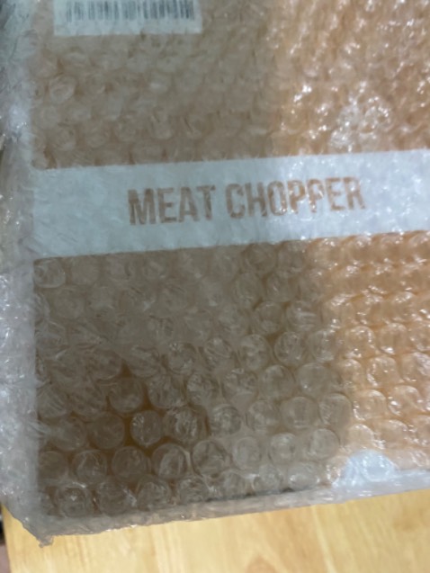 Ấn tượng đầu tiên khi nhận hàng là mình thấy đóng gói chắc chắn, hộp sản phẩm đẹp, có hướng dẫn sử dụng tiếng việt rõ ràng, chi tiết máy hoàn thiện cao, thân máy làm bằng inox nên mình rất ưng cái bụng. Nói chung mua để làm quà tặng cho người thân mình thấy cũng rất hợp lý. Còn xét về sản phẩm thì cối xay bằng thuỷ tinh có dung tích 2,2 lít rất phù hợp với nhu cầu của gia đình mình, ngoài ra còn có 2 chế độ xay rất tiện lợi. Máy chạy khá êm, đặc biệt là ko bị phụt khói như con máy cũ mình đã mua trước đó nên rất thích luôn. Đúng là tiền nào của đấy, rất đáng đồng tiền bát gạo nha.