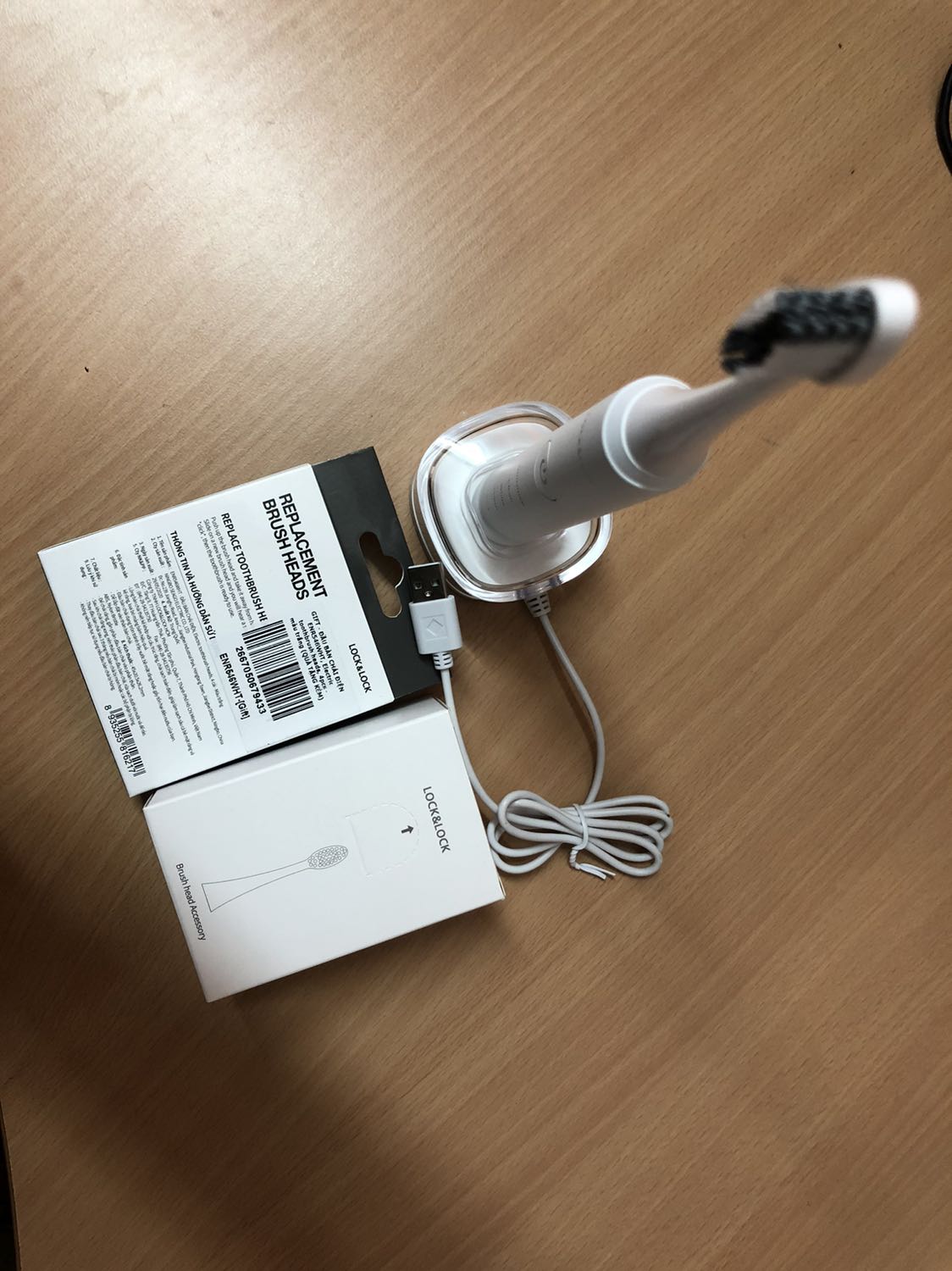 Tay cầm nhỏ gọn, nhẹ, có độ bám tốt. Có 4 tốc độ đánh phù hợp với nhu cầu sử dụng.
Về thời gian sử dụng, tốc độ sạc chưa ***. Đầu sạc usb nên mua thêm củ sạc ạ.
Bộ gồm tay cầm, 3 đầu bàn chải, sạc. Mua dịp sale 50% + tặng thêm 4 đầu bàn chải 😁