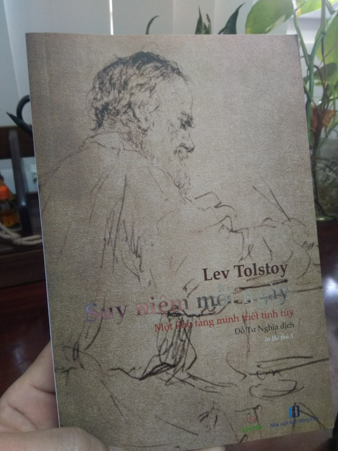 Thời gian giao hang nhanh chóng, đúng hẹn, đóng gói sản phẩm cẩn thận, sản phẩm đẹp, sách mới, đẹp, cảm thấy hài lòng, mặc dù chưa đọc hết nội dung nhưng về hình thức thì ok, mình đã mua nhiều sách từ tiki trong nhiều năm nên khá yên tâm về chất lượng.