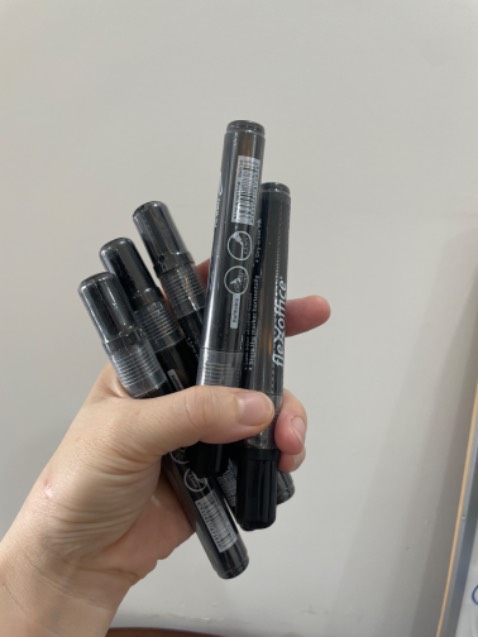 Bút ra màu đều, viết êm.
Nhưng shop đừng tách đơn của mình ra nhiều đơn nhỏ nữa nhé.