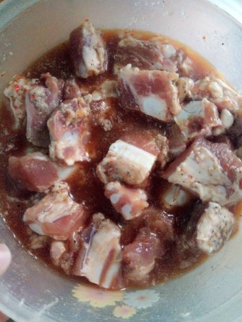 Đây là sườn đông lạnh: ngon, nạt nhiều, giá rẻ, mình mua 35k/0.5kg.