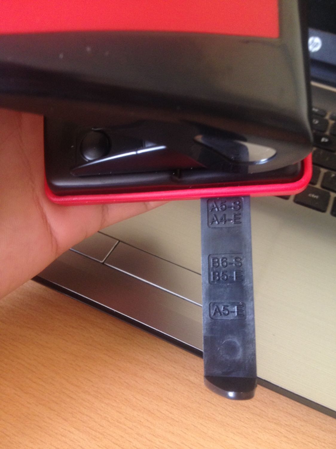 Mình cực thích sản phẩm bấm lỗ này. Bấm rất tiện và lỗ bấm sắc nét. Trên sản phẩm có thước, giúp cố định tờ giấy để giúp lỗ ở chính giữa. Thang E dùng cho chiều rộng tờ giấy và thang S dùng ho chiều dài. Sản phẩm của Deli lúc đầu sẽ loay hoay, nhưng khi dùng được rồi thì rất sướng, vì giá cả phải chăng mà cực kì bền, đẹp, tốt. 
Trước khi dùng phải bỏ chốt ra thì mới bấm được.