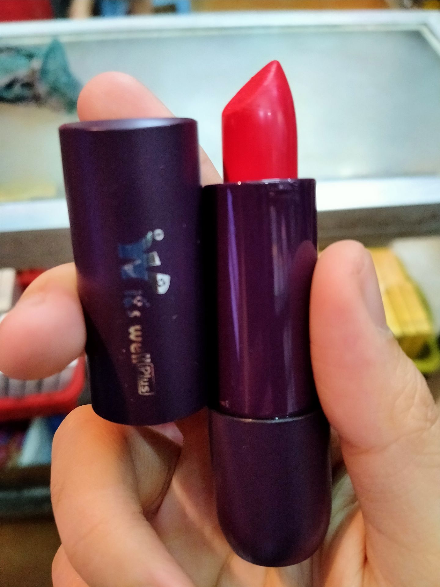 son dùng rất ok, nhiều dưỡng, màu thích hợp cho những bạn nào hay đánh nhẹ nhàng, chỉ tiếc là 01 thiên hồng nhiều hơn đỏ, mà mình thì thích màu đỏ hơn