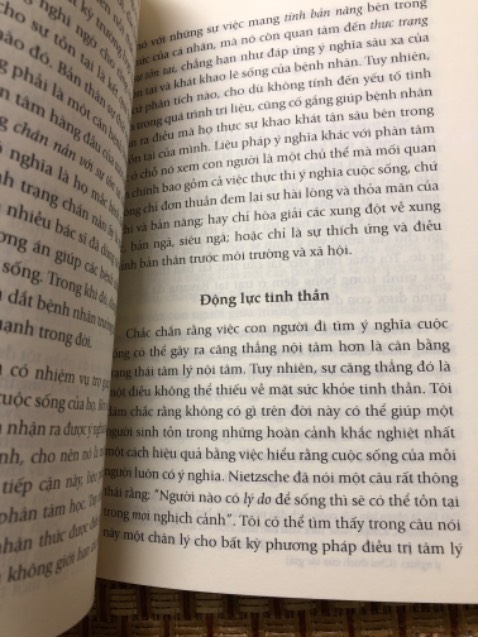 Cuốn sách tương đối ổn, tuy nhiên nội dung cuốn sách hơi đi sâu vào việc phân tích tâm lý của con người một chút, và có chút hơi khó hiểu, nên đọc chậm một chút. Cuốn sách cũng được viết một cách liên tục chứ không chia thành nhiều chương nhiều phần nên đôi khi cứ đọc một lèo không có điểm dừng. Tuy nhiên cuốn sách được viết trong một thời gian rất ngắn nên cũng không thể đòi hỏi gì nhiều. Những nội dung của cuốn sách được viết từ thời điểm còn chiến tranh nhưng vẫn có thể áp dụng tốt ở hiện tại. Chỉ cần con người có một lý do để sống tiếp thì dù có khó khăn như thế nào cũng có thể vượt qua được. Rất cảm ơn tác giả ạ, cháu sẽ còn đọc lại cuốn sách này của ông. Về vấn đề đóng gói và ship thì 10 điểm rồi nên không có gì để nói nhiều. Cảm ơn Tiki rất nhiều
