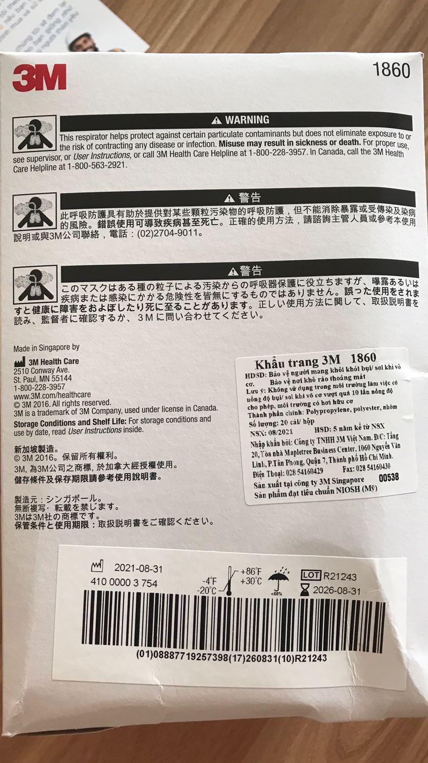 Hộp còn nguyên tem 3M. Hơi móp chút vì vận chuyển 👍
