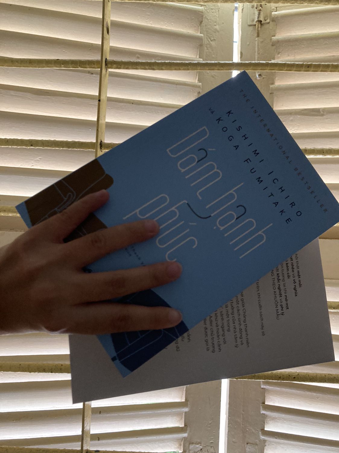 Sách mới đẹp, được đóng gói rất cẩn thận, Tiki giao nhanh nữa. Mặt này được 5 sao.
Về nội dung mình thấy cũng hay dù không xuất sắc nhưng gợi được nhiều suy nghĩ, mình cho 4 sao.
Tổng lại 4 sao rưỡi thôi làm tròn luôn!