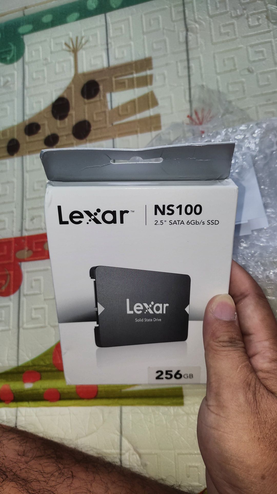 shop đóng gói quá thiếu cẩn thận, ssd mà gói 1 bọc nilong xốp bên ngoài mỏng te thế này đây, kết quả móp méo rách luôn cả hộp ssd, may ssd bên trong ko sao ! cần cải thiện hơn trong khâu đóng gói ! shop đóng gói quá thiếu cẩn thận, ssd mà gói 1 bọc nilong xốp bên ngoài mỏng te thế này đây, kết quả móp méo rách luôn cả hộp ssd, may ssd bên trong ko sao ! cần cải thiện hơn trong khâu đóng gói !