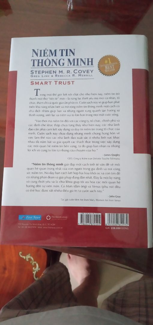 Sách được đóng gói cẩn thận, kín đáo.
Giao hàng nhanh, shipper nhiệt tình.
Bìa sách được bọc nhựa kĩ càng. Bên ngoài sách có miếng muốt bọc lại nên rất yên tâm.
Vì đặt sách với Fahasa nên có bonus một tấm thiệp rất cưng và có hóa đơn rõ ràng, uy tín.
Chữ in rõ ràng, nội dung hay, còn là bìa cứng nên mát lòng ghê.