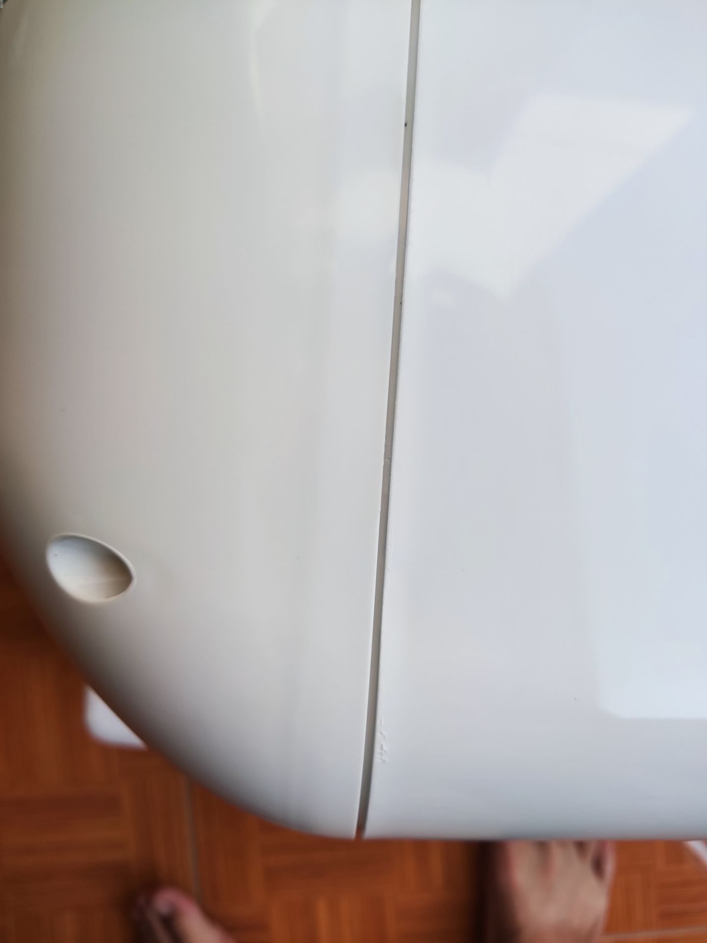 hàng mới, nguyên hôp... nhưng có hiện tượng bị tháo ra sửa chữa (cái này chỉ là phỏng đoán, ko chắc chắn). tại thấy có nhiều vết cậy sước, khe hở khá lớn(chắc lô có vài ba cái, ai xui thì dính thôi). còn về chất lượng sp dùng thử thì thấy bình nóng nhanh, giữ nhiệt tốt (tắt từ tối qua để qua đêm sáng nay dậy vẫn còn nước nóng để dùng).