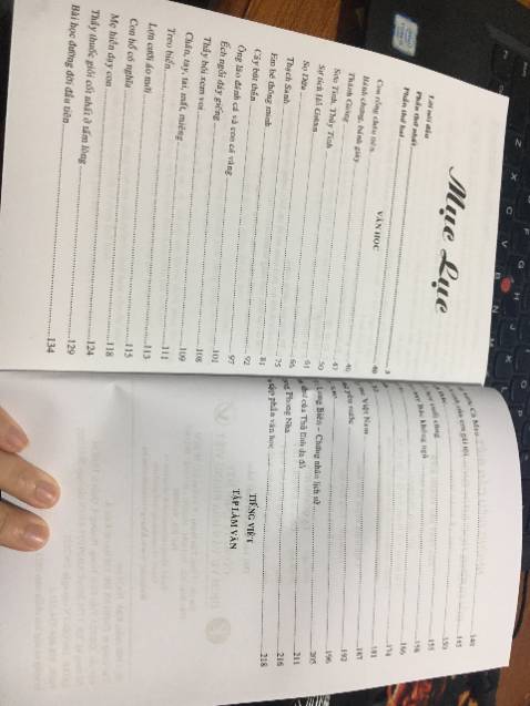 Sách in năm 2021, tên viết là soạn theo cấu trúc mới của Bộ GD và ĐT nhưng ruột sách vẫn y chang chương trình cũ. Thực sự thất vọng! Mình muốn trả sách.