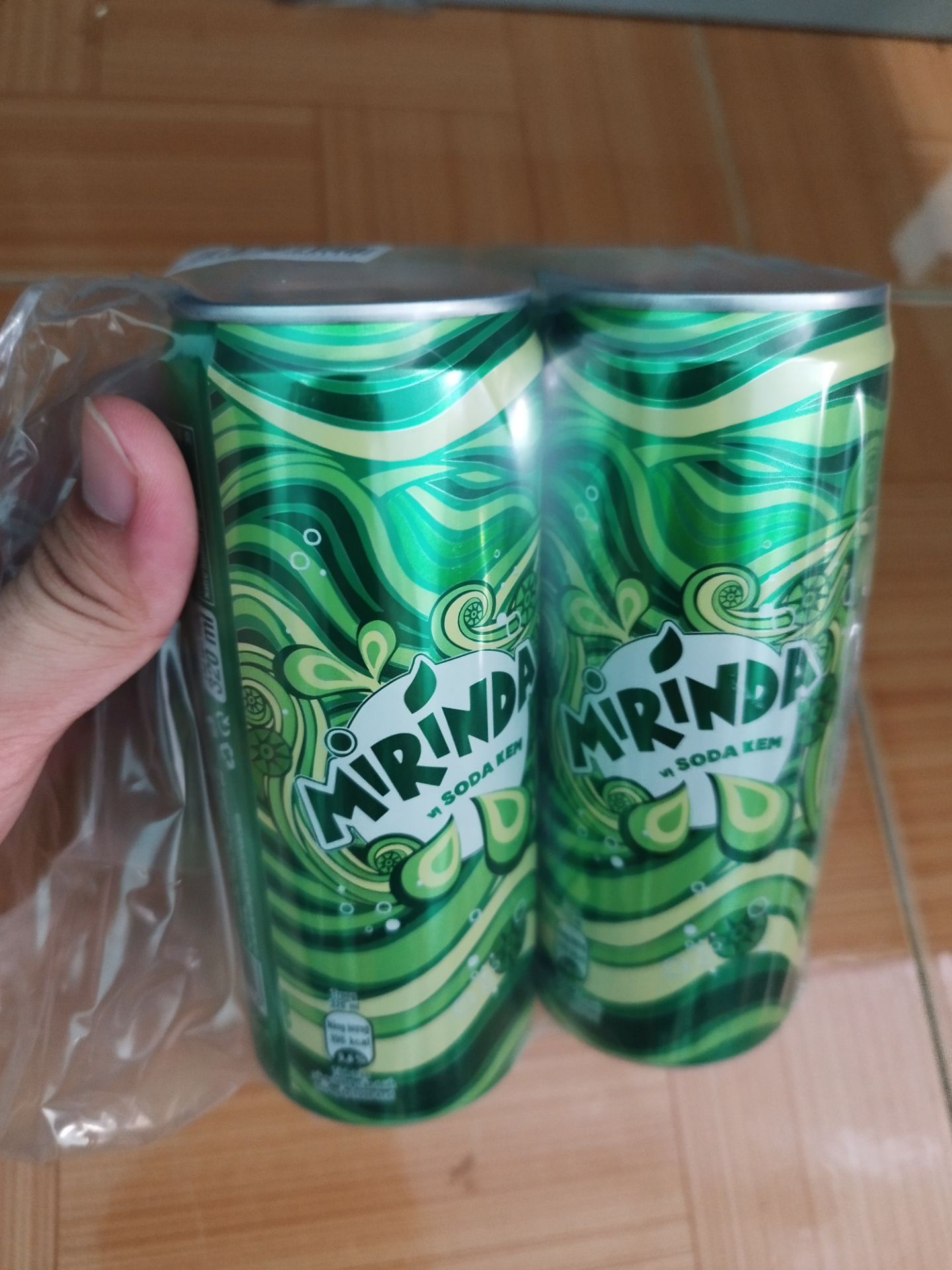 Nước ngọt mùi vị khá hấp dẫn, vận chuyển nhanh. Trong các loại mùi vị của mirinda, có lẽ mùi vị này là hấp dẫn nhất. Thật may khi mình mua hàng đúng dịp đợt 6/6, vừa có mã miễn phí ship, vừa có mã giảm giá khi thanh toán qua grab, còn có 181k, tính ra mình mua còn rẻ hơn mua ở cửa hàng gần đây. Chưa hết, lần này không chỉ giá ngon mà lại còn được tặng cái cốc giữ nhiệt hàng độc quyền thì tội gì mà ko xúc, món này mua riêng cũng phải xấp xỉ 100k, tôi có món này đem về khoe cho mấy anh cùng phòng tức chơi