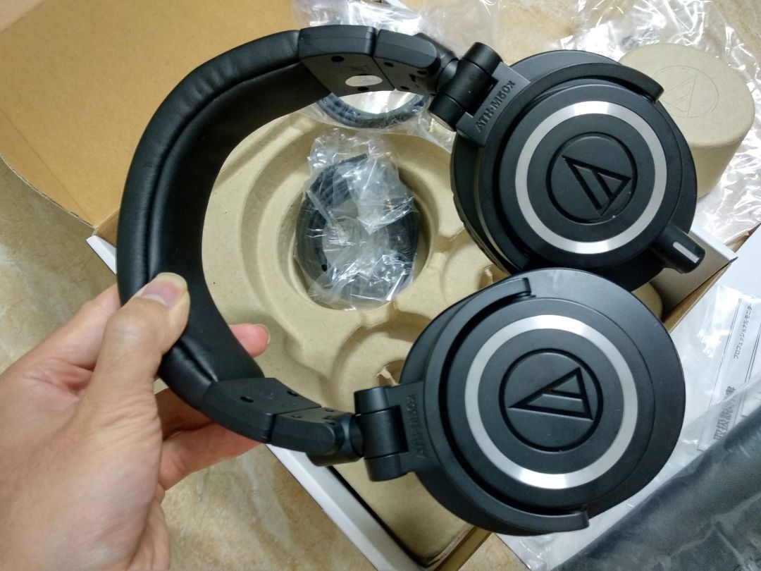 Mình đặt hàng hôm 15/3, đặt tikinow nên có ngay trong buổi sáng. Giá được km chỉ còn 3.1tr, giá khá tốt cho tai nghe này. Ban đầu nghe thì hơi bí, tai nghe ốp chặt vào tai đeo lâu sẽ nóng. Nếu đeo lâu sẽ quen dần. Tai nghe lâu âm thanh cũng hay hơn. 

Về chất lượng âm thanh, âm bass tuy hơi mỏng nhưng vẫn có chất. Mình cũng không thích quá nhiều bass vì nghe lâu dễ ù tai. Dải âm cũng khá cân bằng, mộc mạc. Mình nghe đủ thể loại, từ pop cho tới  classical, instrument đều thấy khá ưng ý