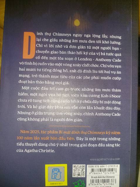 Không cần quí ông Hercule Poirot hài hước hay bà Marple hóm hỉnh, cách thức kể chuyện của  Agatha Christie đem đến cho người đọc không chỉ những bất ngờ thú vị mà cả những phút giây thư giãn.