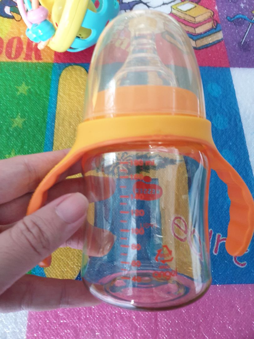 núm ti size s cắt lỗ tròn nên là con mình 7 tháng uống ko đc,  mút lâu mỏi miệng nên chăm thêm nhiều lỗ như cái rỗ cho dễ uống.  góp ý ở dạng bình 180ml này nên cho size ti M. vì bé lớn rồi mới chọn bình có dung tích lớn