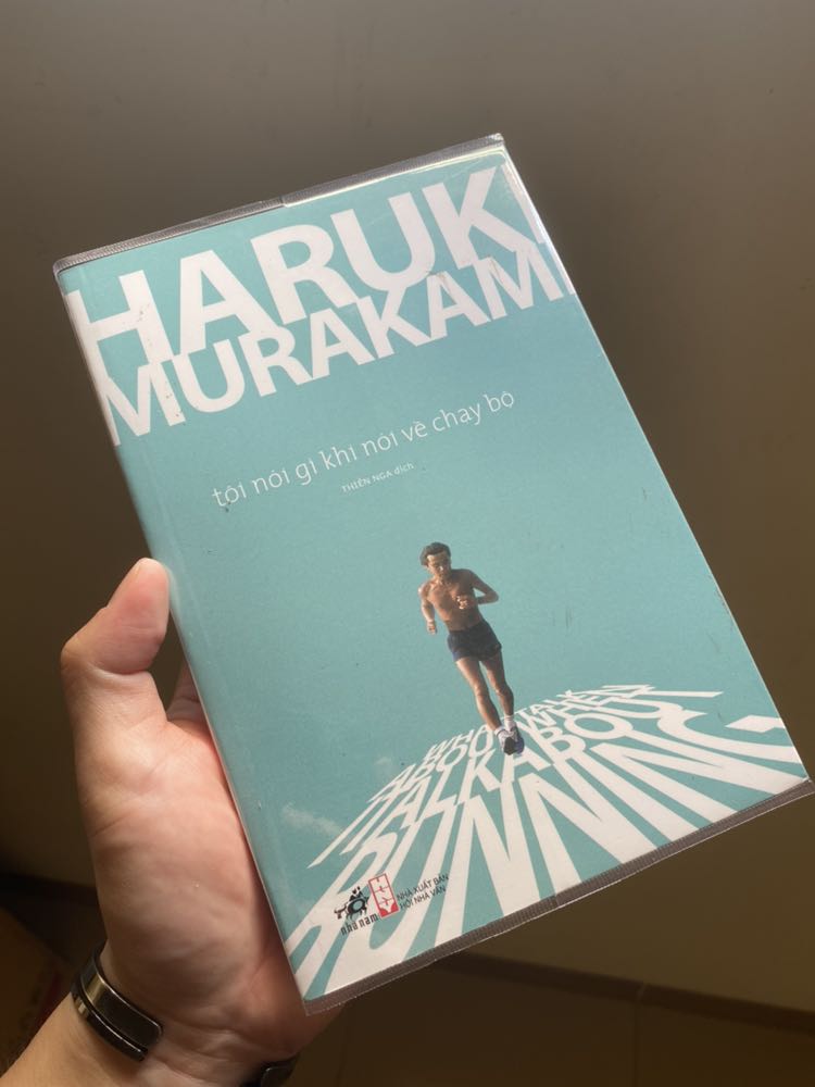 Tiki ship nhanh sách đến sớm. Rất vui vì mình đã dùng bookcare. Sách rất hay cho những ai chạy bộ hoặc đang bền bỉ chạy trên một con đường nào đó. Không chỉ về tinh thần thể thao, bác Haruki chia sẻ về những triết lý sống thông qua những cuốc chạy. Như một lời tâm sự từ thế hệ đi trước, các bạn trẻ nên đọc để thấy được góc nhìn của người từng trải và có được chiêm nghiệm cho riêng mình. Mọi người cũng nên trải nghiệm bộ môn chạy bộ, một vòng công viên, dọc cung đường biển là đủ để hiểu hơn về cuốn sách