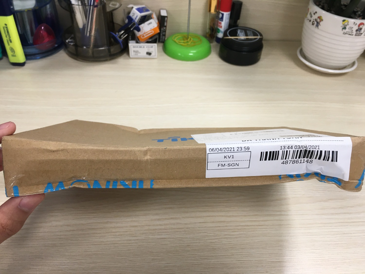 Giao hàng tương đối nhanh. Mình mua kèm với thẻ nhớ đóng gói hộp hoi méo mó có thể do quá trình vận chuyển. Nhìn chung sản phẩm tốt. Còn về độ bền thì phải chờ thời gian sử dụng mới biết được.