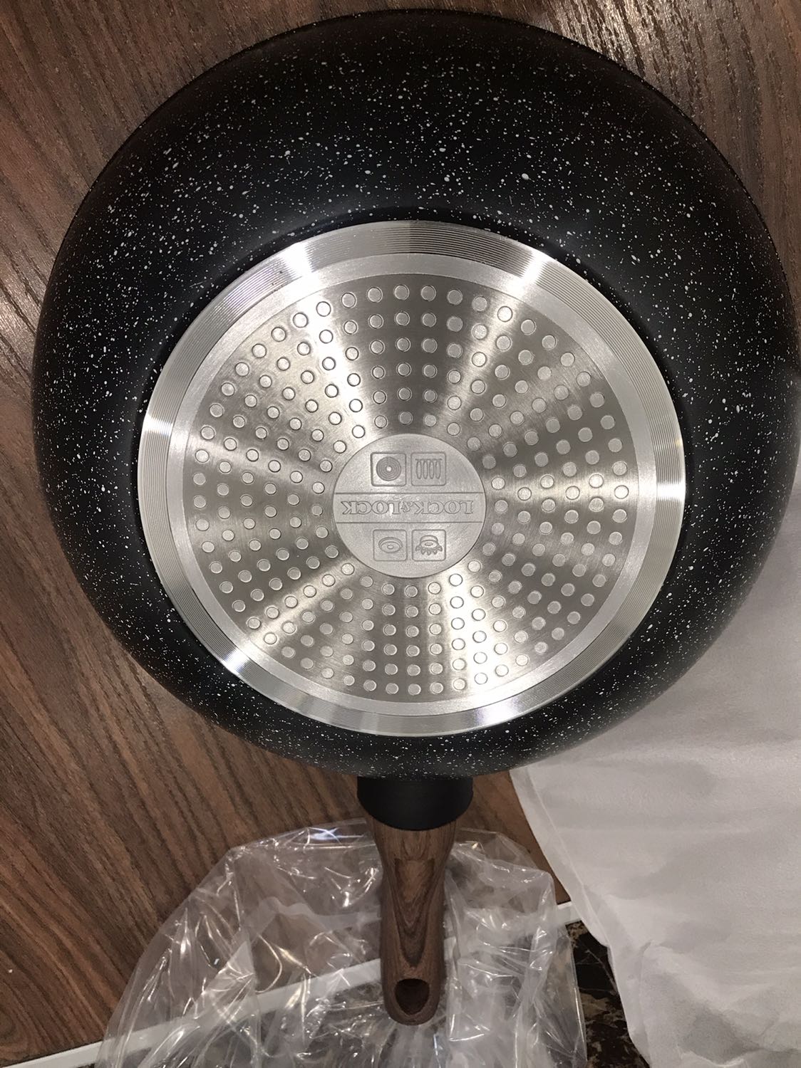 Tiki giao nhạn. Sản phẩm chính hãng. Giá giảm 50%. Chảo to, cầm nặng tay, chống dính tốt. Nhưng dùng với bếp từ đơn lock and lock thì có lúc k nhận, đáy từ k nhạy lắm.