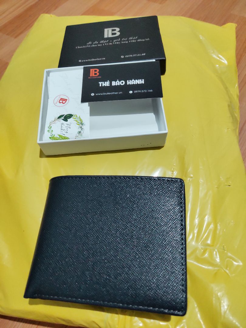 Đóng gói khá kĩ, hàng khá đẹp, dù chưa xài chưa biết chất lượng thế nào nhưng tôi hài lòng với chiếc ví này, Cám ơn Bụi leather!, sẽ tiếp tục mua ủng hộ cửa hàng, có lẽ lần tới tôi sẽ mua một chiếc ví đứng cho có đầy đủ ví ngang ví đứng.