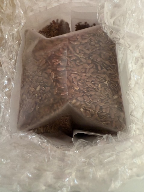 Khi chào hàng đây là hạt lanh nâu Cânda, đóng gói trong hộp thiếc đàng hoàng nhưng khi nhận hàng thì hàng đóng trong bịch nylon tại Đà nẵng. Vậy là sao??? Treo đầu dê bán thịt *** à? Tôi đề nghị trả lại tiền để tôi mua chỗ khác. Quá thất vọng.