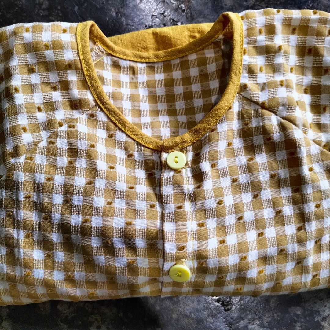 vải đẹp, bé mặc vào đáng yêu lắm. nhưng lưng thun hơi chật với bé