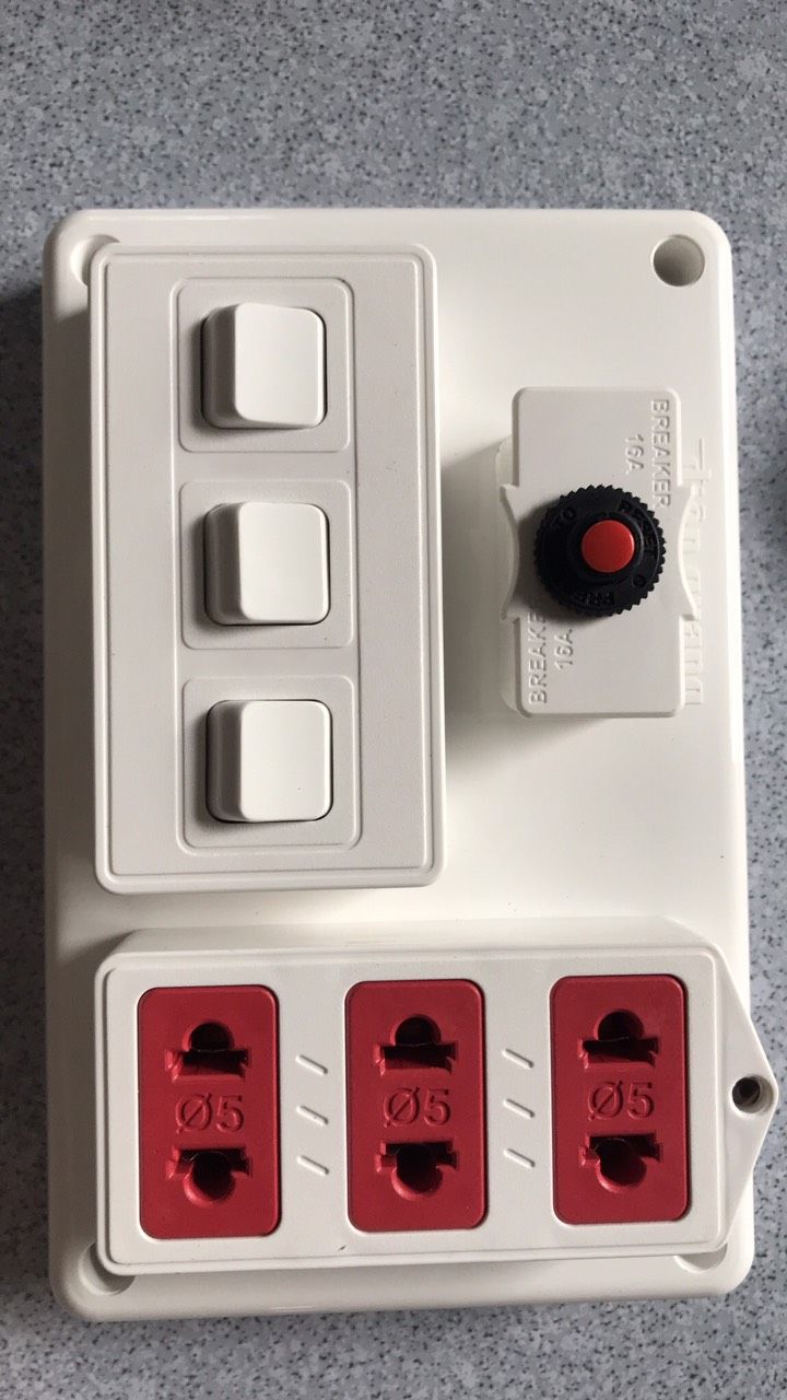 Phía sau thấy ghi (L) mà lại nối vào cầu chì? Dây nóng vào cầu chì chứ?