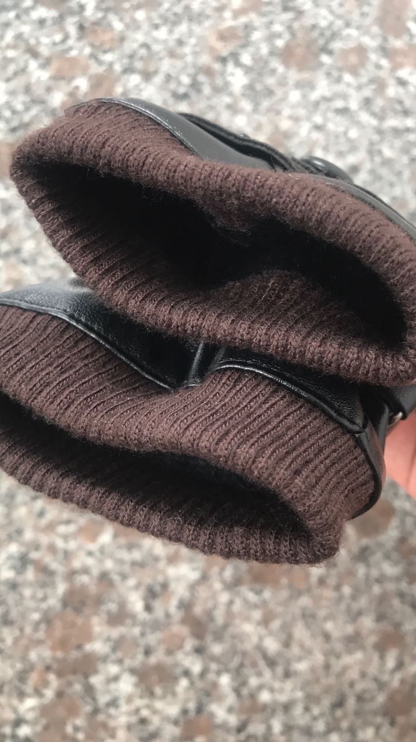 Găng tay da rất ấm áp. Lần đầu tiên mua hàng trên tiki thấy sản phẩm rất chất lượng nên viết nhận xét để mọi người tham khảo. Da rất mềm, bên trong có lớp lông ấm áp. Trời hà nội năm nay lạnh khô đeo quá là ấm luôn. Nhưng kẻ cả mưa thì cũng chỉ cần lau qua đi là ok rồi. Không lo ươt như găng tay vải. Cảm ứng điện thoại thì cứ gọi là trơn nuột. Sản phẩm tốt. Xứng đáng 5 sao.