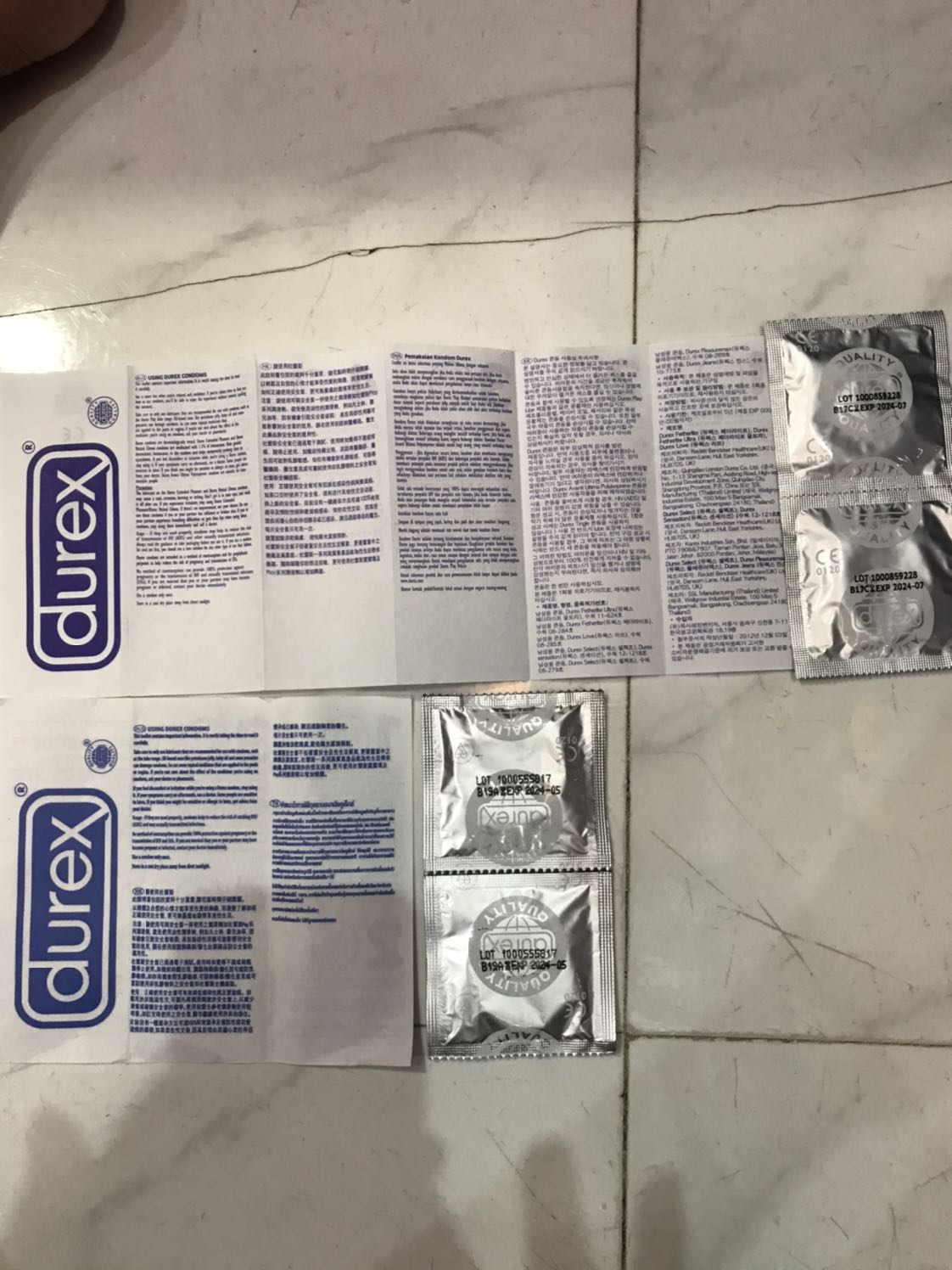 Sản phẩm tốt, sản phẩm chính hãng hộp 12 cái giá tầm 110k đến 120k là Ok.
Các bạn nên phân biệt đâu là hàng giả, đâu là hàng chính hãng như hình nha. Hàng giả chữ mời bên phải, màu nhoè, hàng giả chữ mờ, hướng dẫn sử dụng chữ mờ, giay gấp 3 hình vuông bên dưới ( giá 110k, mua tiki ) Sản phẩm tốt, sản phẩm chính hãng hộp 12 cái giá tầm 110k đến 120k là Ok.
Các bạn nên phân biệt đâu là hàng giả, đâu là hàng chính hãng như hình nha. Hàng giả chữ mời bên phải, màu nhoè, hàng giả chữ mờ, hướng dẫn sử dụng chữ mờ, giay gấp 3 hình vuông bên dưới ( giá 110k, mua tiki )