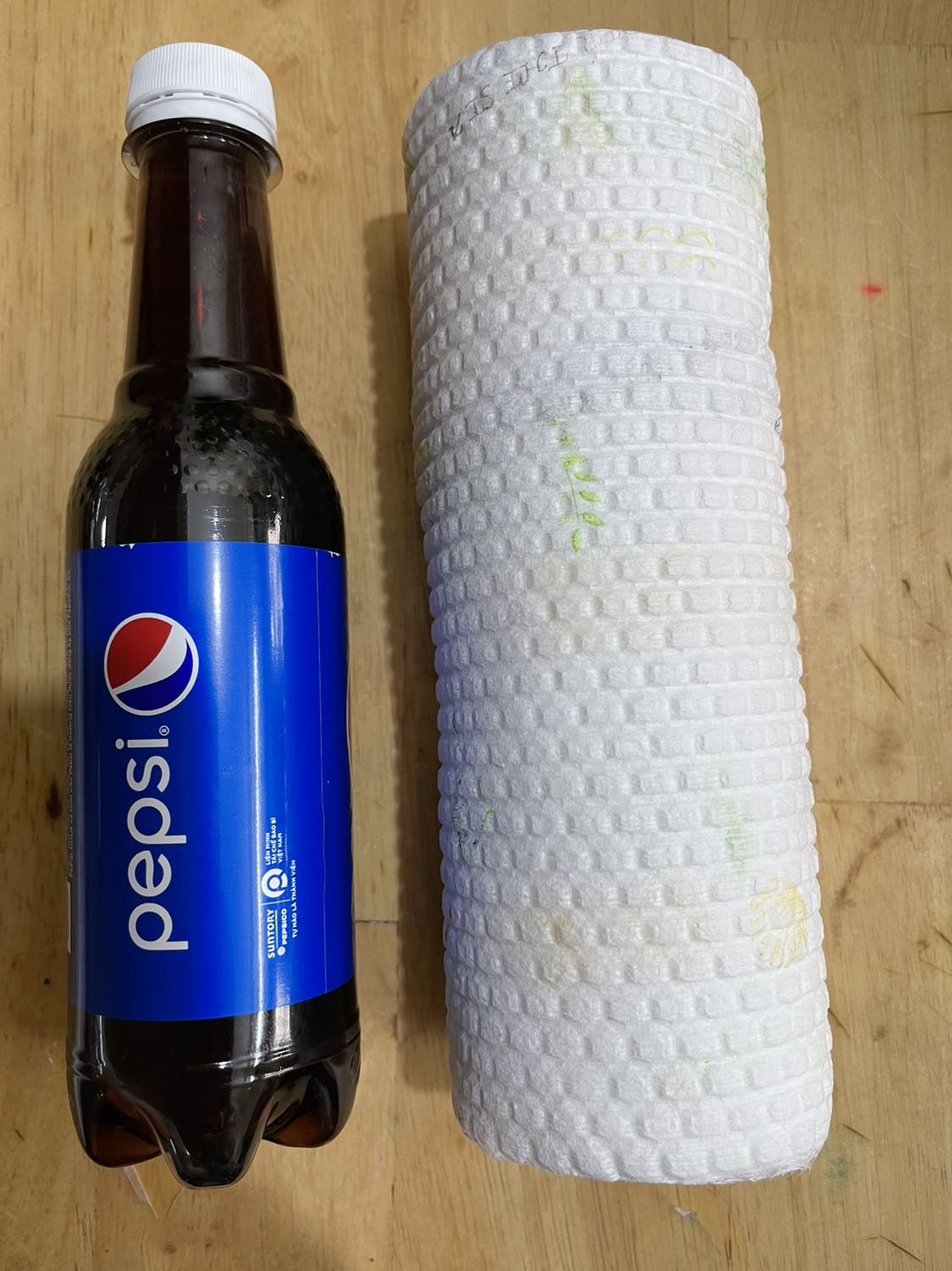 Giấy lau chùi tuỳ mục đích, lau bếp, lau khô chén đũa, lau mặt bàn hay lau cái gì cũng được nên gọi là đa năng. Giấy dai, lau khô bát xong thì chuyển qua lau sạch bếp, hoặc bựa hơn là giặt đi rồi dùng thêm 1 lần cũng được. Về kích thước và chiều dài, chỉ như cái hộp bút học sinh tiểu học. Giá cho sản phẩm dùng 1 lần như vậy cũng có thể chấp nhận được. Giấy lau chùi tuỳ mục đích, lau bếp, lau khô chén đũa, lau mặt bàn hay lau cái gì cũng được nên gọi là đa năng. Giấy dai, lau khô bát xong thì chuyển qua lau sạch bếp, hoặc bựa hơn là giặt đi rồi dùng thêm 1 lần cũng được. Về kích thước và chiều dài, chỉ như cái hộp bút học sinh tiểu học. Giá cho sản phẩm dùng 1 lần như vậy cũng có thể chấp nhận được.