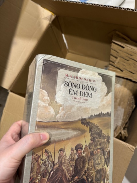 Mình mua bộ Sông đông sale ngày 3.3 cùng bộ Nhà thờ đức bà và Bá tước monte. Nhưng bộ Sông đông bị cấn móp thế này???? May 2 bộ kia ko sao. Bìa cứng mà bị móp vậy thì có ý nghĩa gì nữa đâu, hỏng gết rồi. Yêu cầu Tiki đổi hàng cho mình