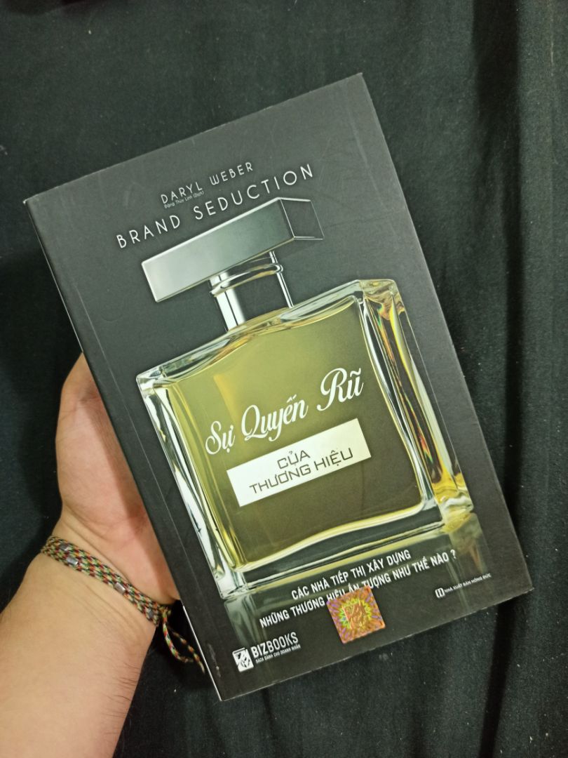 Lần đầu thấy cuốn này mình đã chọn ngay vì tên sách và hình ảnh rất cuốn hút. Ai muốn phát triển hướng brand thì có thể đọc cuốn này. Nội dung hay dễ hiểu. Tiki giao hàng nhanh, sách lại bảo quản tốt. Cho 5 sao nha.