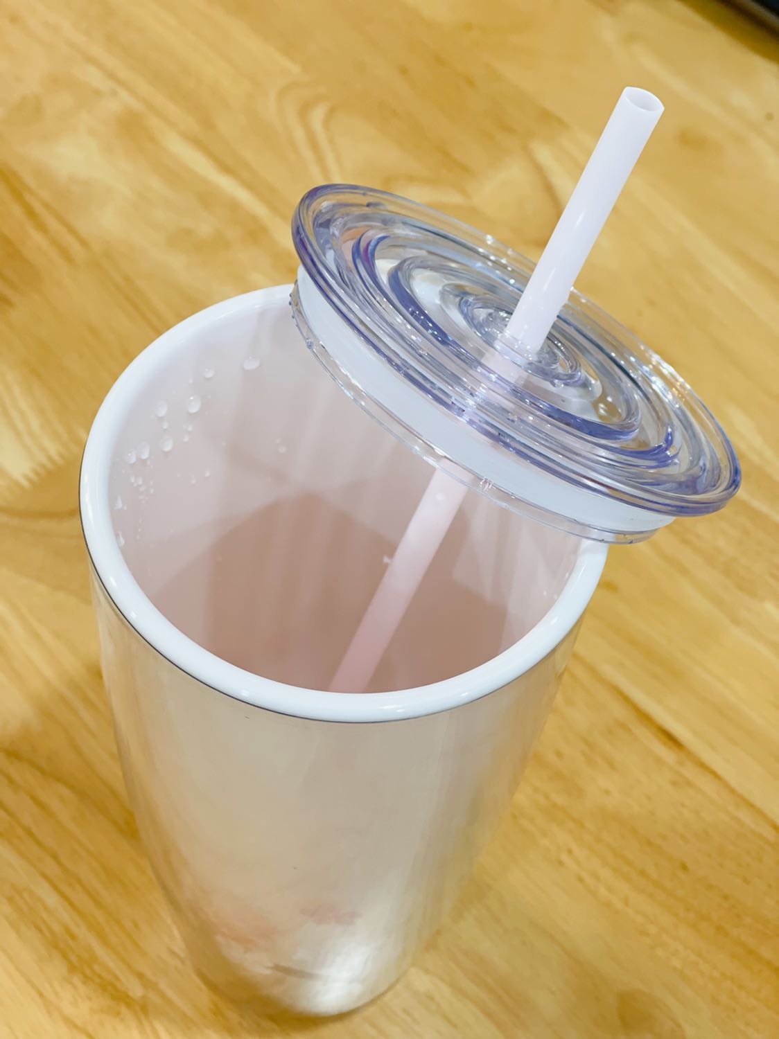 Màu hồng siêu ngọt siêu cưng. Nắp có giăng silicon nên hít chặt vào ly. Hàng Lock nên không hôi mùi nhựa nên mình sử dụng rất an tâm. 5 sao cho bé này.