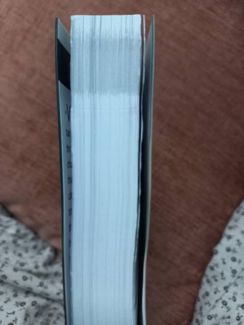 Mua sách mới mà cong giống sách cũ ghê.